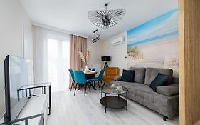 Eleganckie Apartamenty Blisko Plaży w Niechorzu z Klimatyzacją w Salonie i Parkingiem by Noclegi Renters